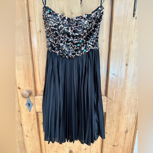 Women’s Cocktail Dress With Sequin Top and Black Pleated, Lined Skirt Size Small - Picture 8 of 13